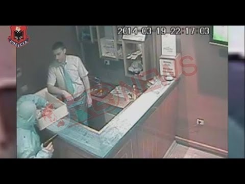 Grabiti kazinonë në Korçë, prangoset autori. Publikohen pamja nga ngjarja