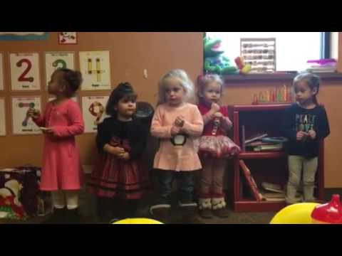 Julie cantando na escolinha