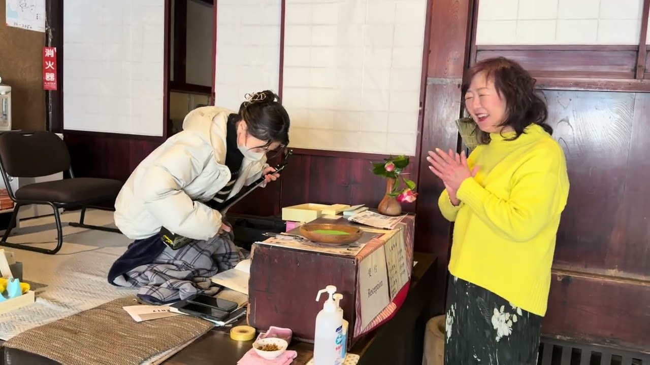 佐渡、宿根木の古民家でサンシンとセッション。