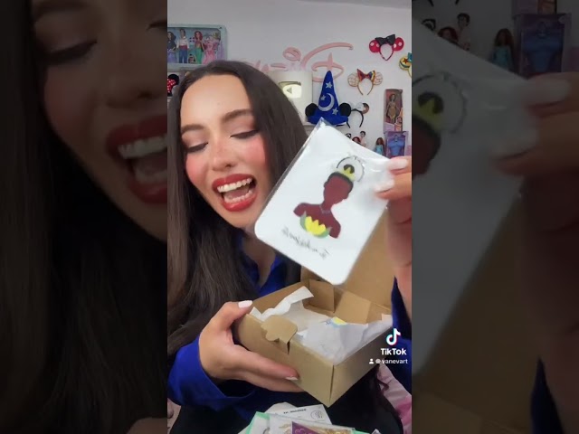 Vídeo relacionado con WATINC 46 Juego de accesorios de vestir de princesa para niñas Bisutería Juguetes Tiara Collar Pulsera Varita mágica Corona Anillo Pendientes para cosplay Favores de fiesta de Navidad