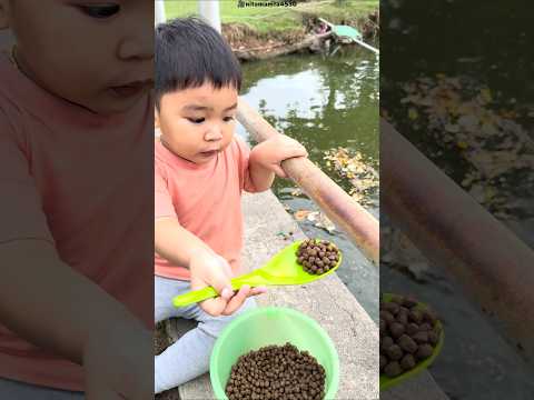 The boy went to feed the fish with his mother... but Mom asked him to give him just a spoon 😱