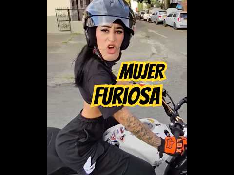 Hombre motero llega a molestar a una chica que va en una moto nkd 125, y ella se enoja #policía