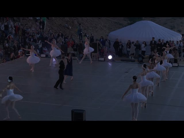 Балет на берегу священного озера