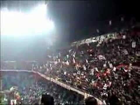 Coro da Brividi della Fossa dei Leoni (Milan - Inter 3-2 Serie A del 21/02/2004). Volume al massimo!