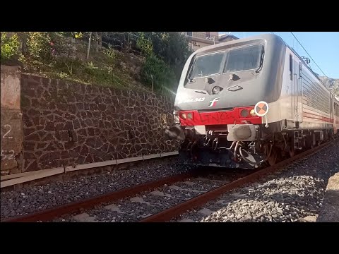 Trenitalia InterCity IC722 Siracusa-Roma at Giardini-Naxos 12/04/22 2x E464 in doppio simmetrica