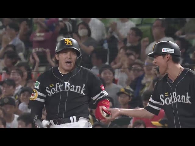 【7回表】貴重な追加点!! ホークス・甲斐拓也 レフトへのタイムリーヒットを放つ!! 2024年7月19日 埼玉西武ライオンズ 対 福岡ソフトバンクホークス