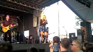 Lauren Alaina - She&#39;s A Wildflower (live)