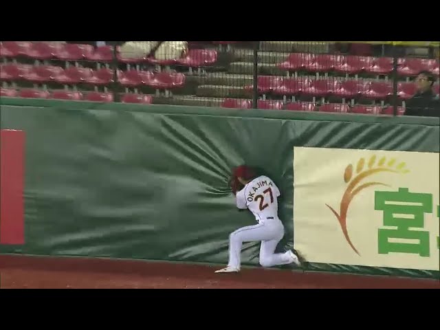 5回表 イーグルス右翼手・岡島 ジャンピングキャッチでフェンス激突!! 先発の則本を救う!! 2014/4/4 H-E