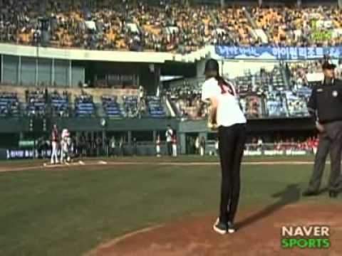 [CLIP] 110409 G.NA - Doosan Opening Ceremony Pitch