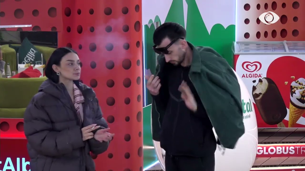 Duhet t'i marrësh shkallë shkallë/ Kristi bisedon me Krusitën për lojën teksa qëndrojnë në oborr