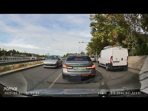 Pofátlan, tolakodik és dudál