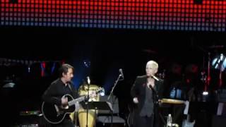 Annie Lennox wins George Harrison Global Citizen Award & sings w/Dhani Harrison on ISN'T IT A PITY