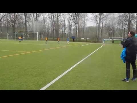 VVJ begint een aanval maar wordt gestuit.