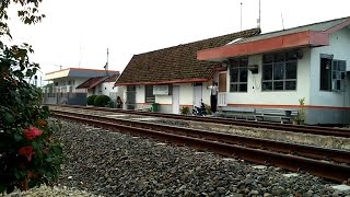 preview picture of video 'Kereta Api Gumarang berjalan langsung Stasiun Sumlaran'