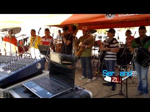 Los Mayitos De Sinaloa Ft. Banda Punto Medio - El Quincen4s (En Vivo 2013)