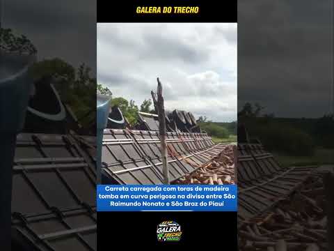 Uma carreta com madeira tombou na curva do Tanque Novo entre São Braz do Piauí a São Raimundo Nonato