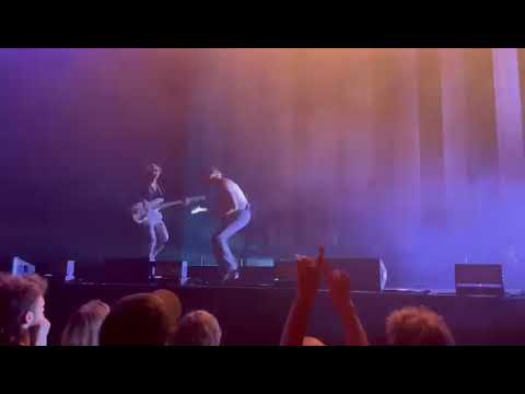 Parcels - EDM, Amsterdam 24/09/2022 with dancing crowd