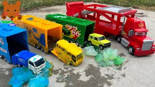 Car Carrier Finds Diecast Cars Trapped in Colorful Car Carriers & Jellies! 【Kuma's Bear Kids】