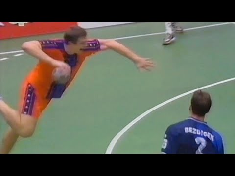 Jugada ensayada entre Chepkin y Masip. LC 1997/98. Lemgo - Barcelona. Semifinal-Vta. Lemgo.