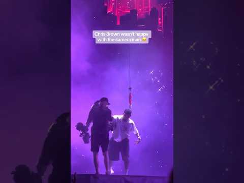 Chris Brown preventing the camera man from falling off stage #chrisbrown #rnb #singer #pop #popmusic