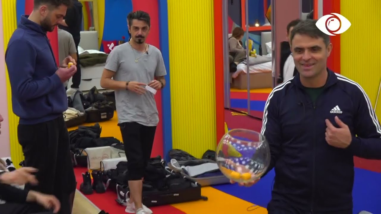 Djemtë zgjedhin goglat, cilën vajzë do imitojë secili prej tyre