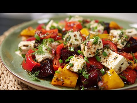 Beetroot salad with roasted peppers and feta – fresh, aromatic and wonderfully simple.