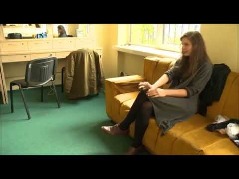 Durys atsidaro: į jaunos režisierės Kamilės Gudmonaitės spektaklį „Sapnas“