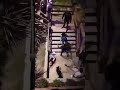 HAY VIDEO Escracharon a un patovica cobarde que tiró por la escalarela a una mujer y le quebró una pierna