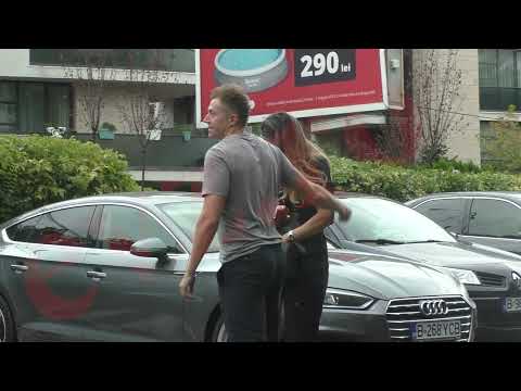 Irina Begu, mângâiată și îmbrățișată de antrenorul ei, pe stradă