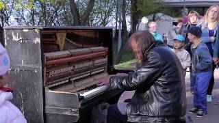 Man plays piano in street, people were shocked | Уличный пианист, музыка для души!