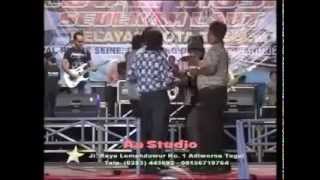 Download lagu Detik-detik saat penyanyi dangdut jatuh dari panggung mp3 Download lagu Detik-detik saat penyanyi dangdut jatuh dari panggung mp3