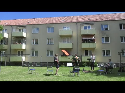 SWG: „Künstler vorm Fenster“sorgen für musikalische Abwechslung in Schwerin