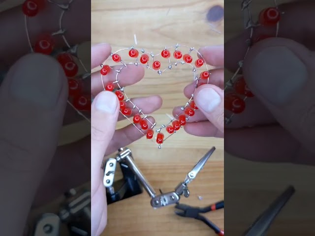 Vídeo relacionado con Broche LED, 25 piezas en forma de corazón, recuerdos de fiesta, botones intermitentes, insignia con luz LED, broche luminoso de Navidad con LED para decoración de ropa de manualidades