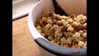 preview picture of video 'Turkey Sausage Stuffing'