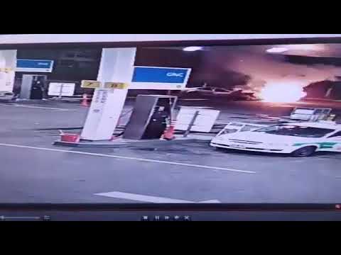 Un auto se incendió a metros de una estación de servicio en La Plata y un playero evitó una tragedia