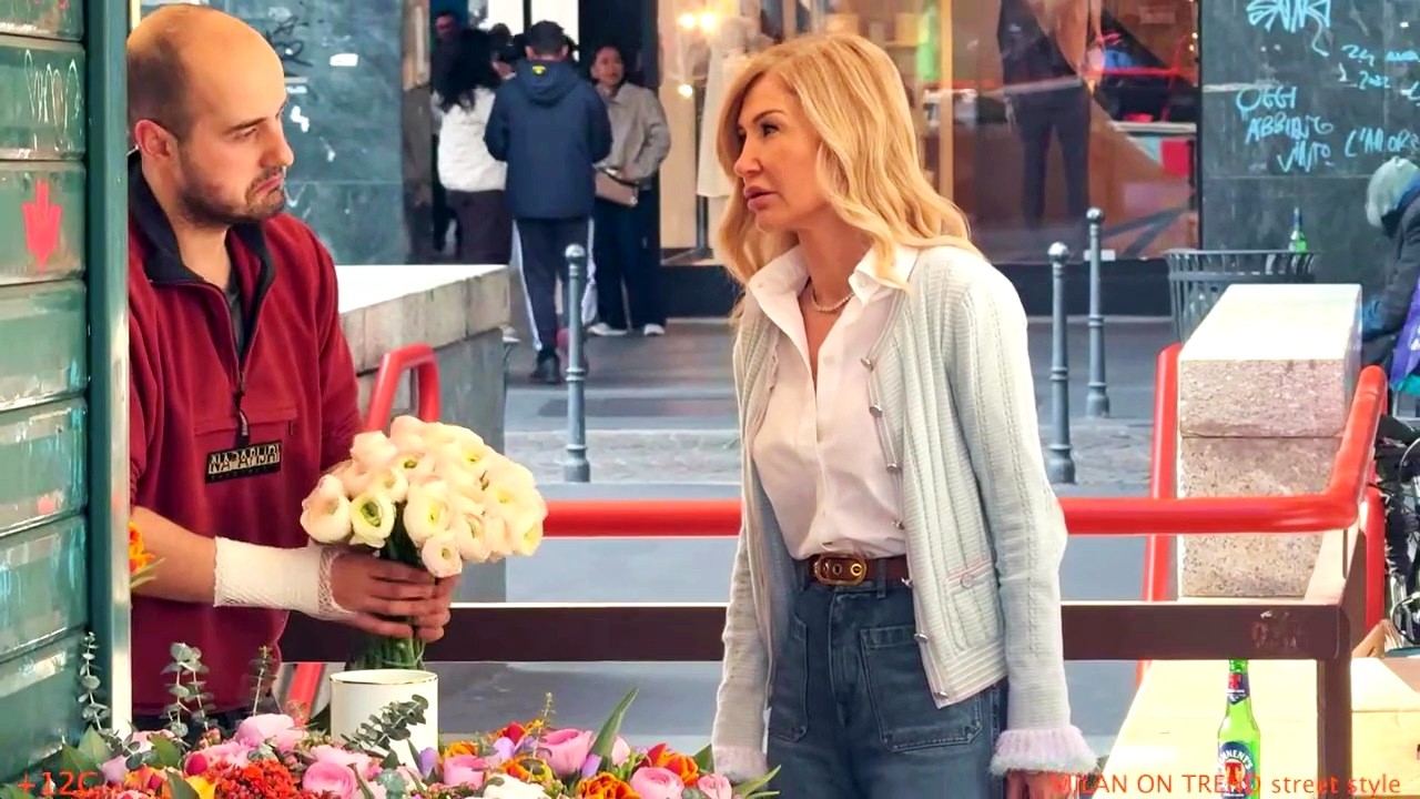 ♡３月のミラノ花も咲き始め春の訪れ　重いコートを脱いでファッションが華やぎ始めました　お洒落なミラネーゼを御覧ください　【ミラネーゼのお洒落】【スカーフ】【ストール】#ミラネーゼの春のお洒落