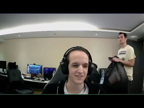 iceiceice taking out the Trash after winning against Liquid