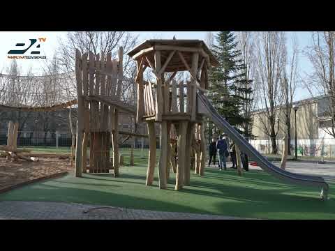 [VIDEO] Un concurrido parque de Pamplona estrena una área infantil de madera que recrea un bosque 