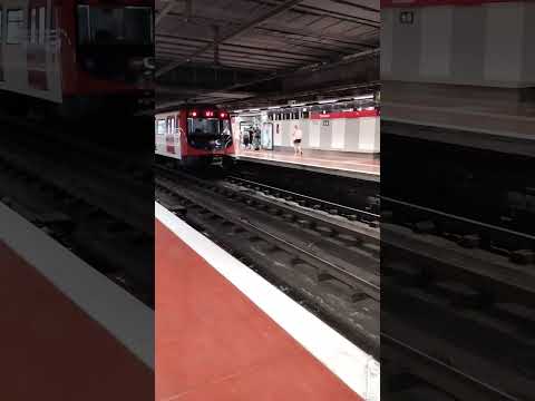 Metro Barcelona L1 Torrassa serie 6045 saliendo