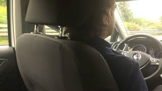 Weltpremiere: umgerüsteter VW Golf fährt autonom in Wolfsburg