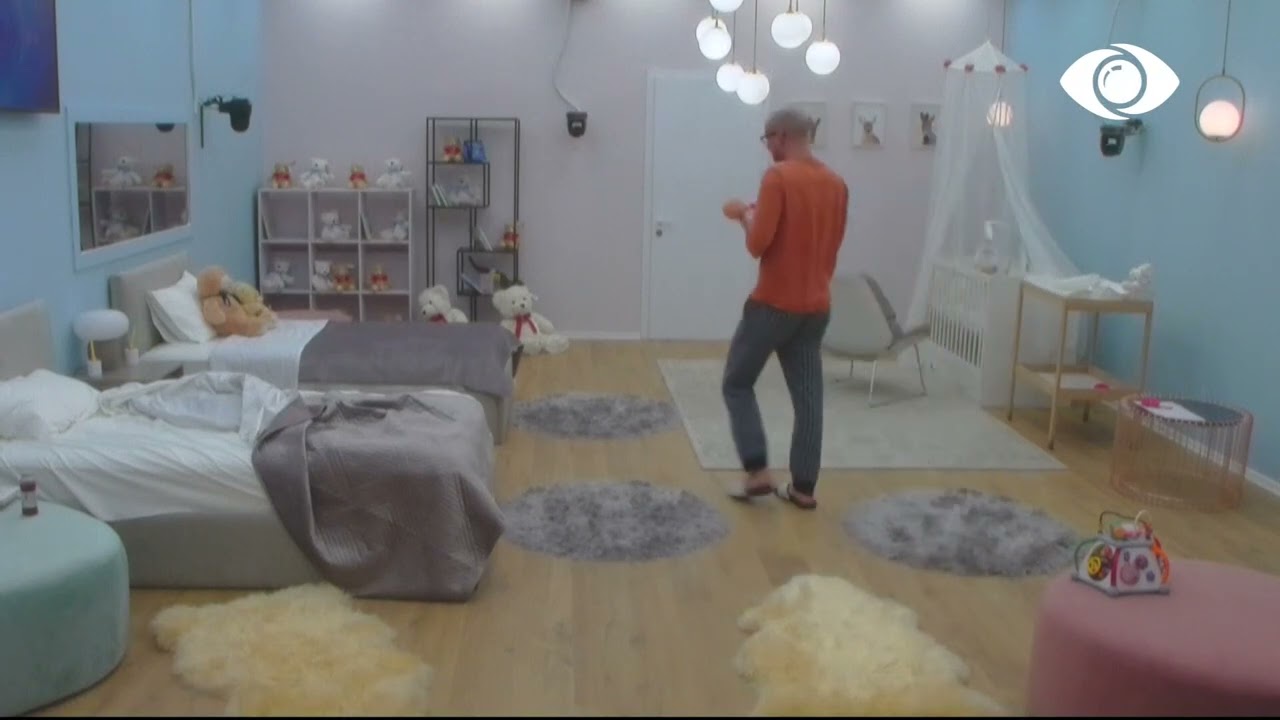 Bebja qan, Kristi i vetëm në dhomë, detyrohet të kujdeset për të