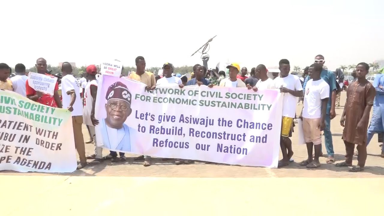 Watch as Pro-Tinubu Protesters Counters NLC  Economic Hardship Protest in Abuja