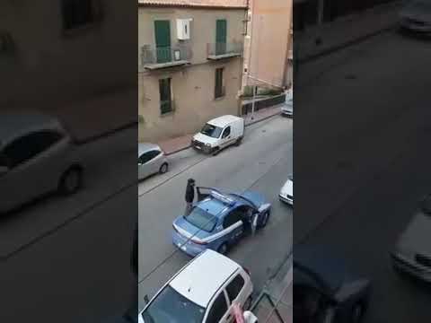 Fa suonare l'inno dalla finestra! Ecco cosa fanno le volanti della Polizia che passavano in strada!