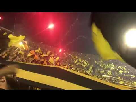 "Recibimiento Final Clausura - Hinchada de Peñarol (vs naciomal)" Barra: Barra Amsterdam &bull; Club: Peñarol