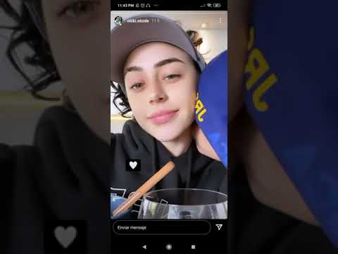 Trueno le da besitos a Nicki Nicole