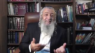 במי ומה אתה בוחר        הרב רוני בוסי  יצ"ו (הרב רוני בוסי) - התמונה מוצגת ישירות מתוך אתר האינטרנט יוטיוב. זכויות היוצרים בתמונה שייכות ליוצרה. קישור קרדיט למקור התוכן נמצא בתוך דף הסרטון