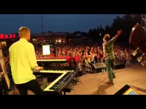 Patrik Isaksson & André Åhl Persson med band, Patrik vevar igång publiken till "Ruta 1".