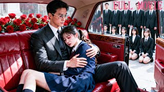 Fleeing Family Control,18yo Girl Sneaked Into Mafia Boss’s Car—He Doted on Her,Family Kneel Begging!