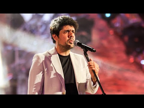 Gianmarco Carroccia in un medley di successi di Lucio Battisti sul palco di Musicultura 2023