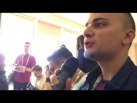 Никита Козырев задаёт вопрос Стасу Давыдову